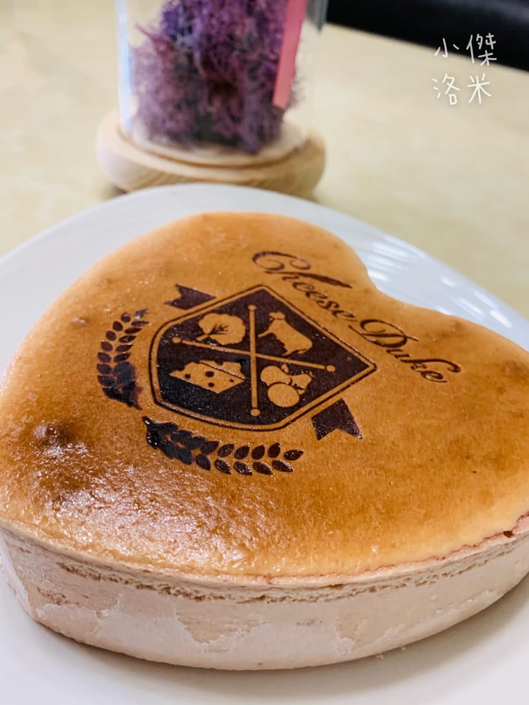 《甜點》起士公爵-草莓甜心乳酪蛋糕 ｜ 少女心爆棚的初戀酸甜滋味夢幻愛心蛋糕