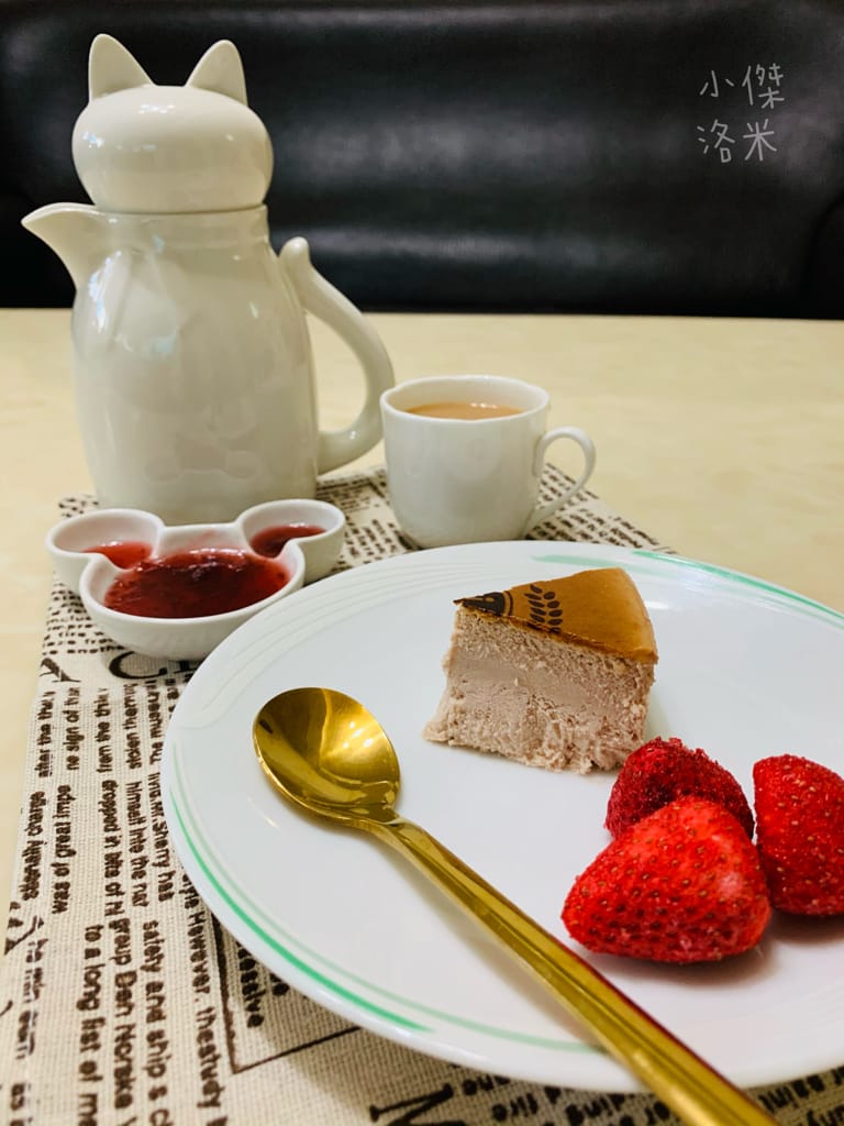 《甜點》起士公爵-草莓甜心乳酪蛋糕 ｜ 少女心爆棚的初戀酸甜滋味夢幻愛心蛋糕