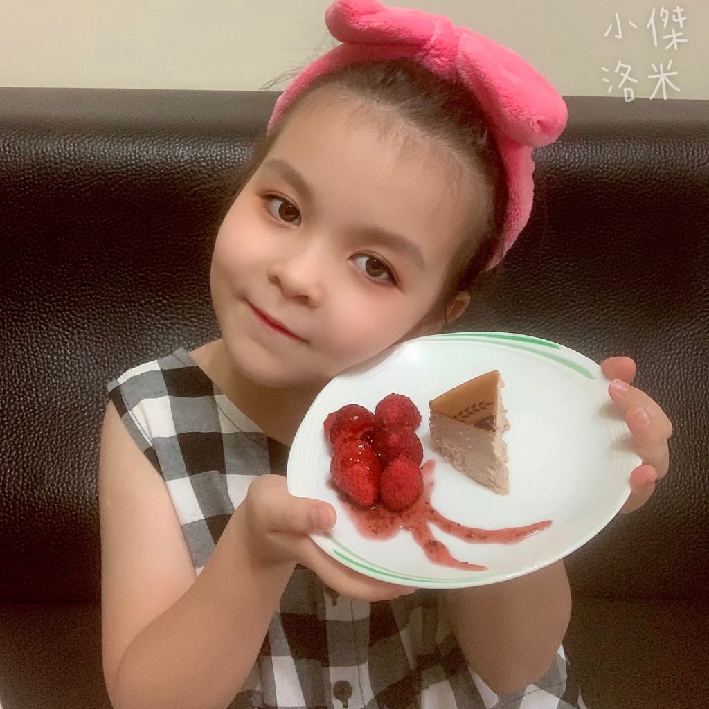 《甜點》起士公爵-草莓甜心乳酪蛋糕 ｜ 少女心爆棚的初戀酸甜滋味夢幻愛心蛋糕
