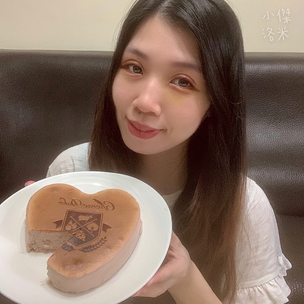 《甜點》起士公爵-草莓甜心乳酪蛋糕 ｜ 少女心爆棚的初戀酸甜滋味夢幻愛心蛋糕