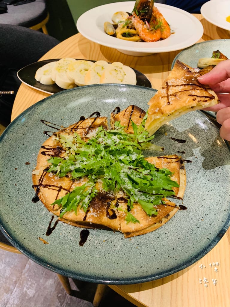 《美食》紅廚小餐館 ｜ 鶯歌超chill異國料理 下班小酌兩杯 適合約會的餐酒館 新北鶯歌美食推薦 復古鶯歌餐酒館