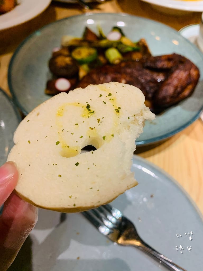 《美食》紅廚小餐館 ｜ 鶯歌超chill異國料理 下班小酌兩杯 適合約會的餐酒館 新北鶯歌美食推薦 復古鶯歌餐酒館