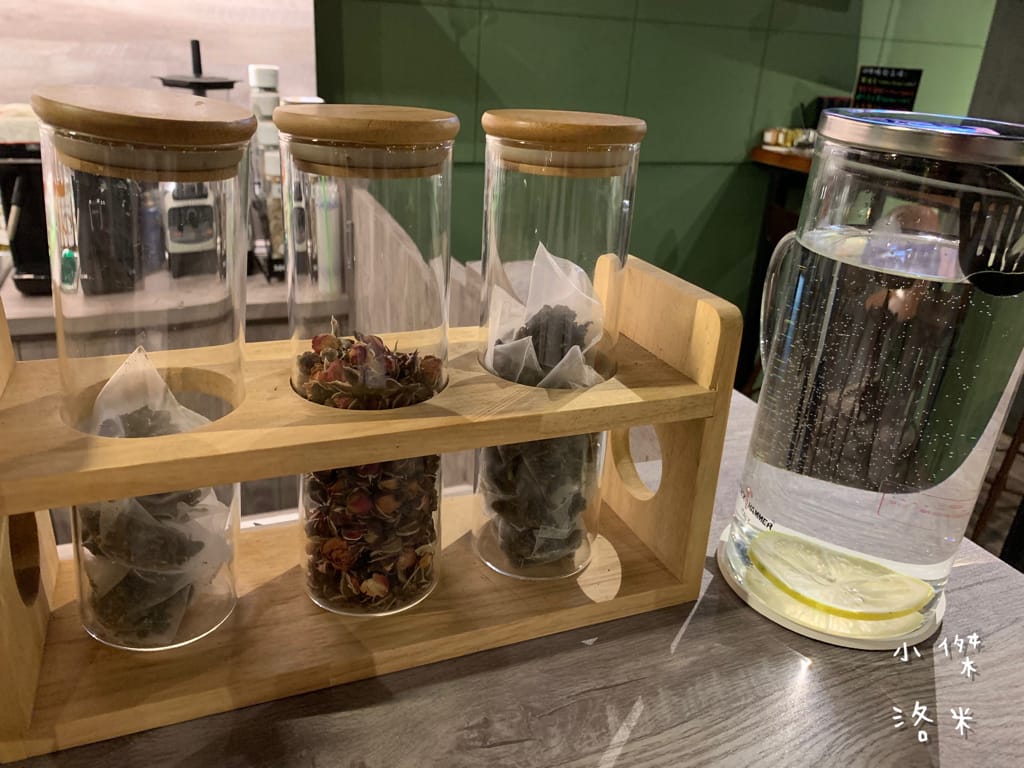 《美食》紅廚小餐館 ｜ 鶯歌超chill異國料理 下班小酌兩杯 適合約會的餐酒館 新北鶯歌美食推薦 復古鶯歌餐酒館