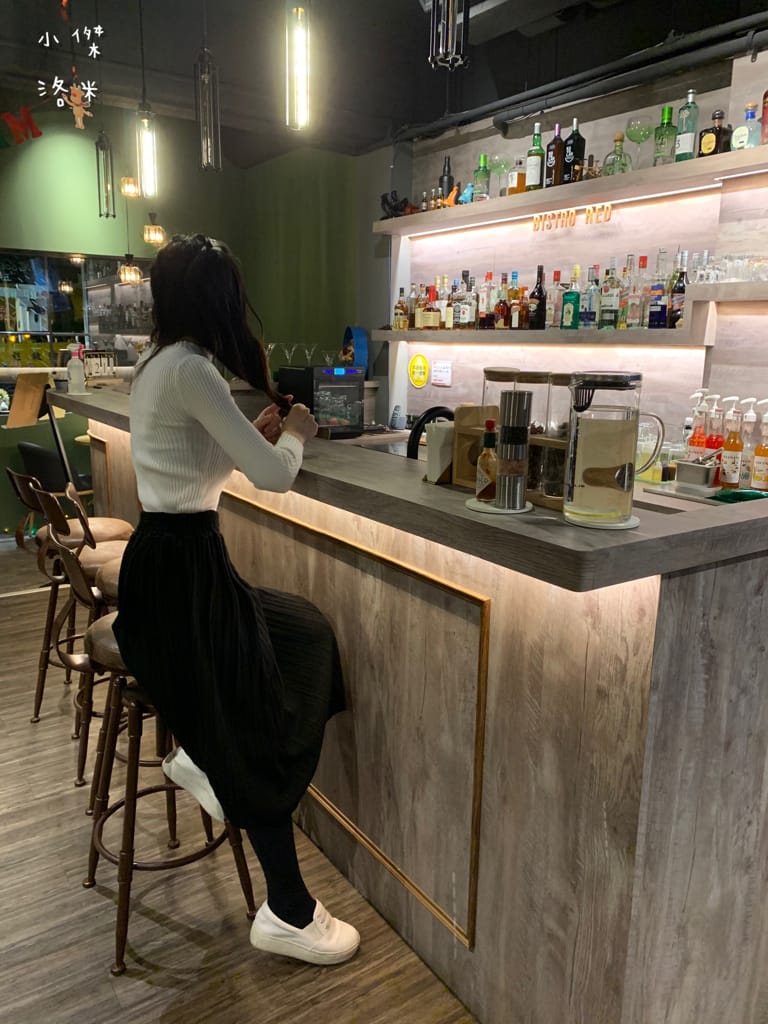 《美食》紅廚小餐館 ｜ 鶯歌超chill異國料理 下班小酌兩杯 適合約會的餐酒館 新北鶯歌美食推薦 復古鶯歌餐酒館