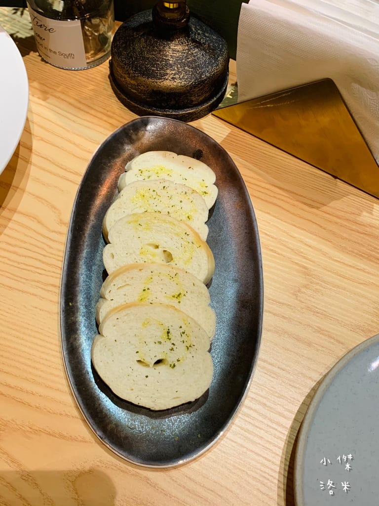 《美食》紅廚小餐館 ｜ 鶯歌超chill異國料理 下班小酌兩杯 適合約會的餐酒館 新北鶯歌美食推薦 復古鶯歌餐酒館