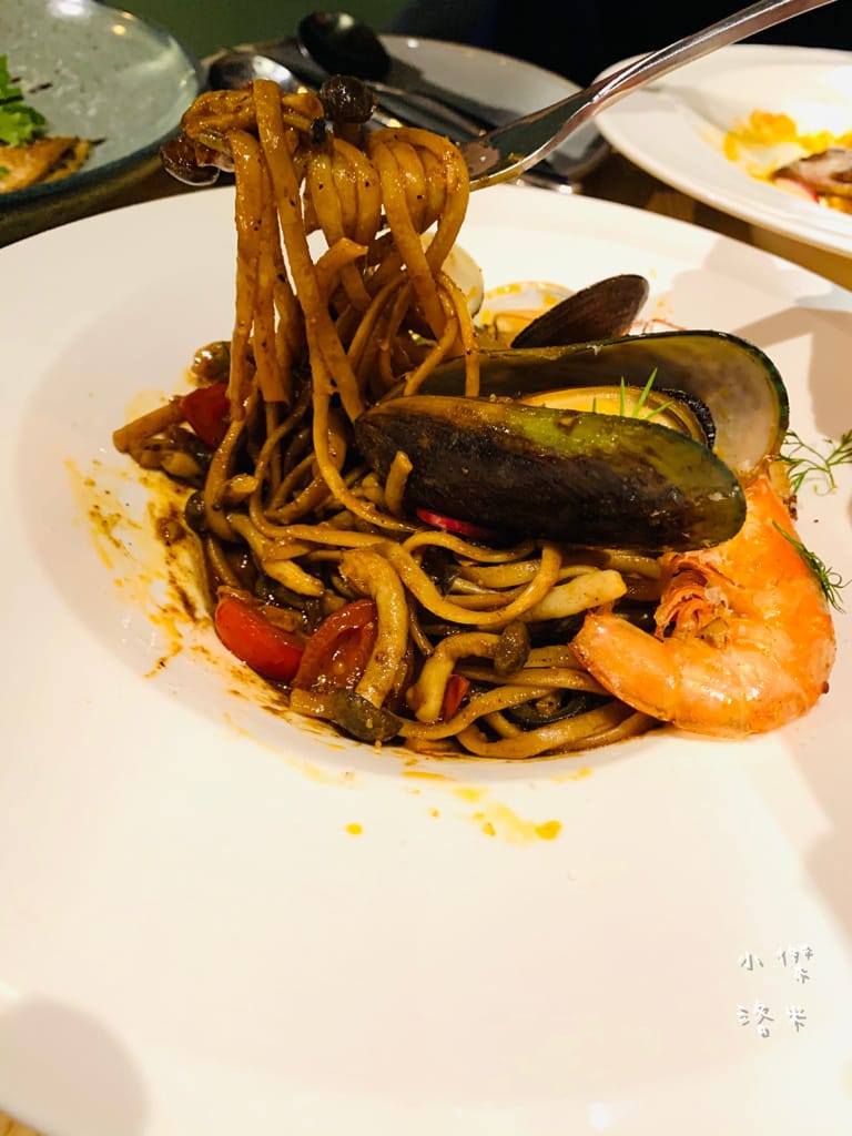 《美食》紅廚小餐館 ｜ 鶯歌超chill異國料理 下班小酌兩杯 適合約會的餐酒館 新北鶯歌美食推薦 復古鶯歌餐酒館