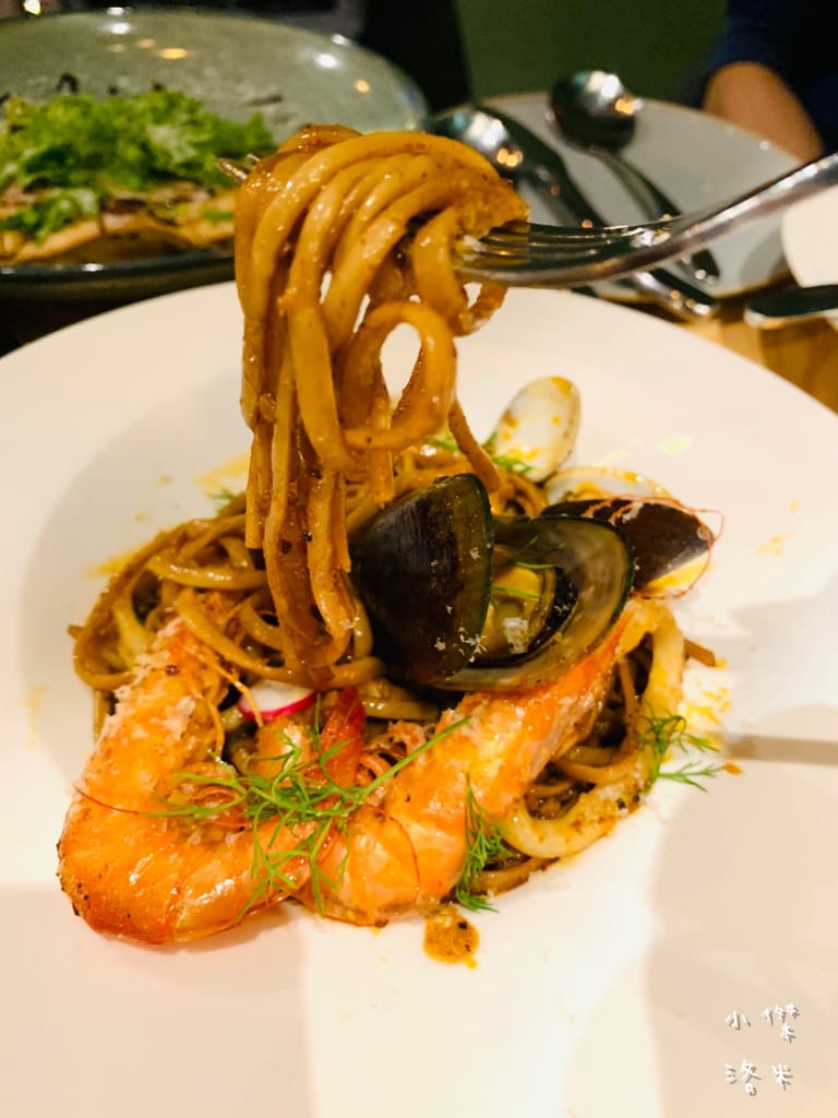 《美食》紅廚小餐館 ｜ 鶯歌超chill異國料理 下班小酌兩杯 適合約會的餐酒館 新北鶯歌美食推薦 復古鶯歌餐酒館