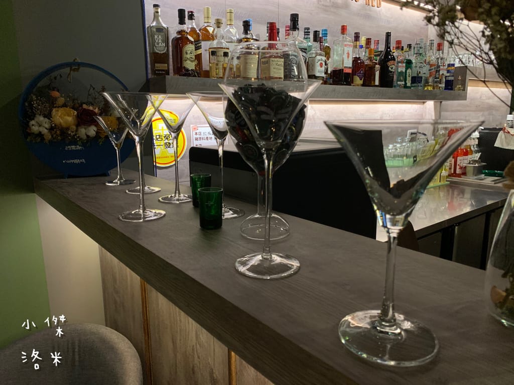 《美食》紅廚小餐館 ｜ 鶯歌超chill異國料理 下班小酌兩杯 適合約會的餐酒館 新北鶯歌美食推薦 復古鶯歌餐酒館