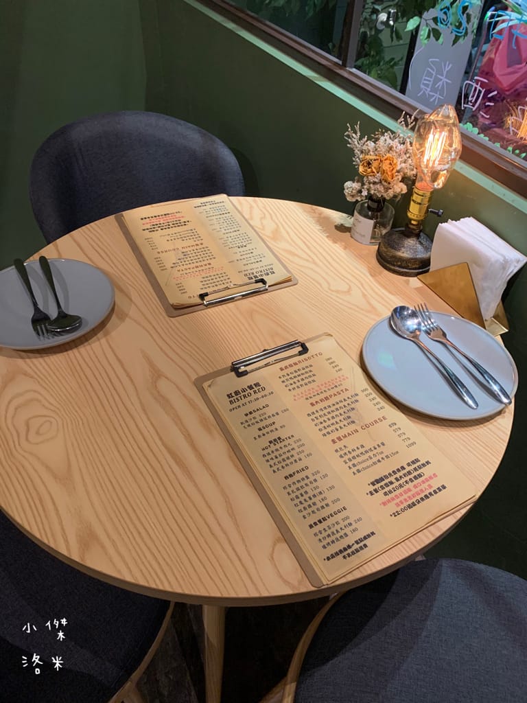 《美食》紅廚小餐館 ｜ 鶯歌超chill異國料理 下班小酌兩杯 適合約會的餐酒館 新北鶯歌美食推薦 復古鶯歌餐酒館