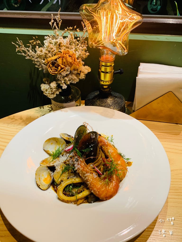 《美食》紅廚小餐館 ｜ 鶯歌超chill異國料理 下班小酌兩杯 適合約會的餐酒館 新北鶯歌美食推薦 復古鶯歌餐酒館