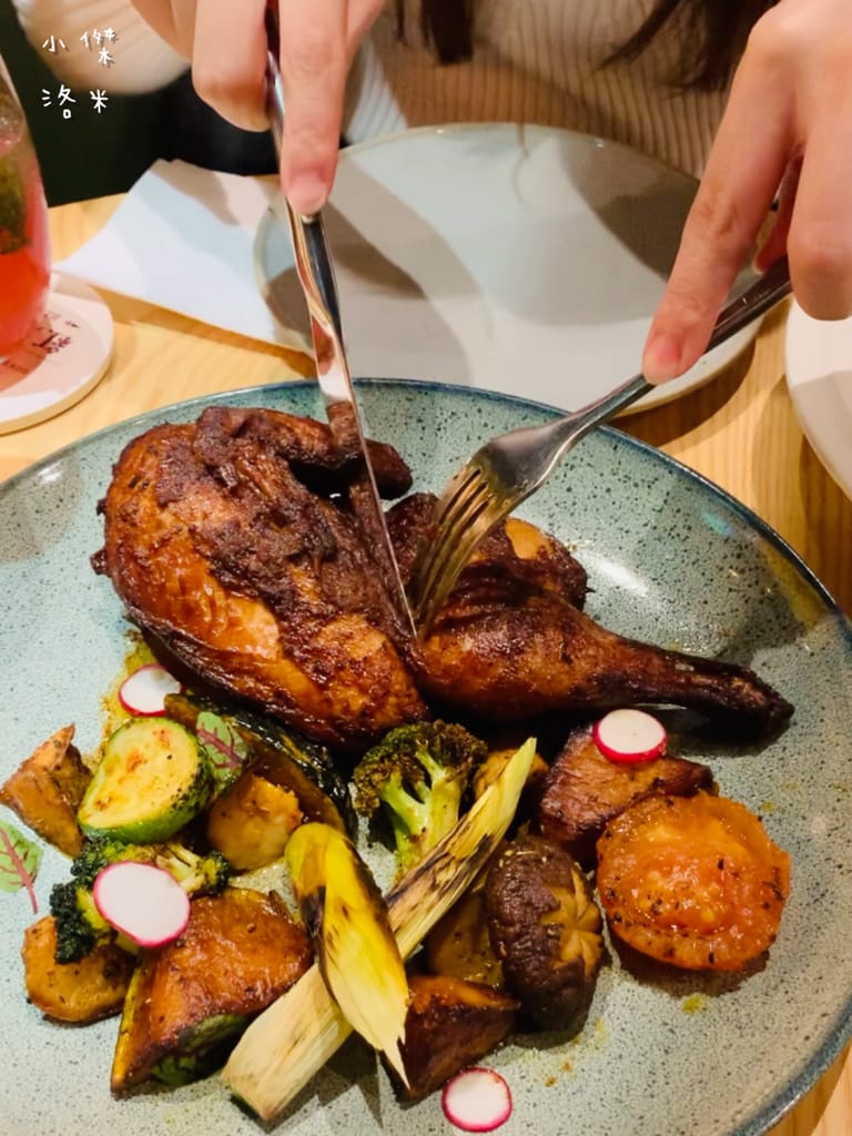 《美食》紅廚小餐館 ｜ 鶯歌超chill異國料理 下班小酌兩杯 適合約會的餐酒館 新北鶯歌美食推薦 復古鶯歌餐酒館