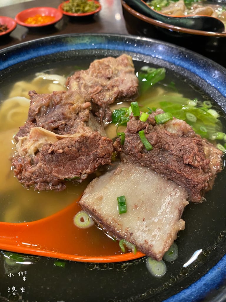 《美食》老兵曾王記牛肉麵 中和創始店 | 獲獎肯定的好滋味 來新北中和滿足老兵魂 大啖整根牛小排 中和美食推薦 老兵牛肉麵 三重美食推薦