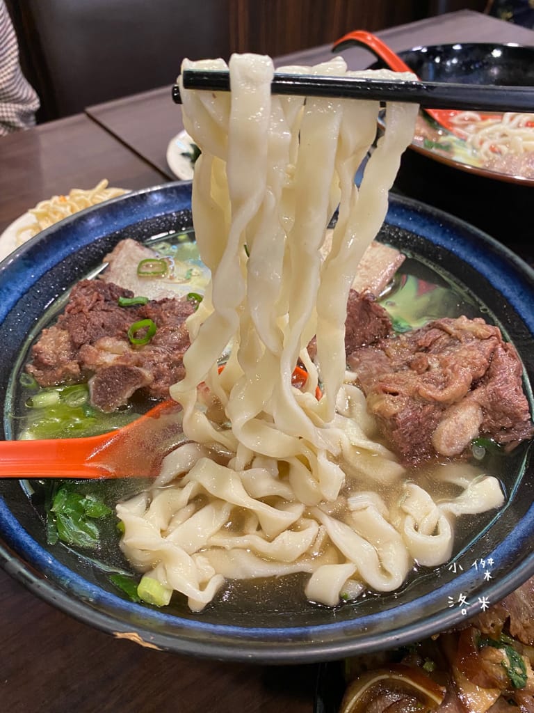 《美食》老兵曾王記牛肉麵 中和創始店 | 獲獎肯定的好滋味 來新北中和滿足老兵魂 大啖整根牛小排 中和美食推薦 老兵牛肉麵 三重美食推薦