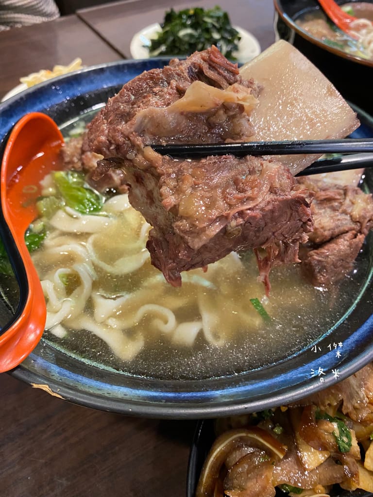 《美食》老兵曾王記牛肉麵 中和創始店 | 獲獎肯定的好滋味 來新北中和滿足老兵魂 大啖整根牛小排 中和美食推薦 老兵牛肉麵 三重美食推薦