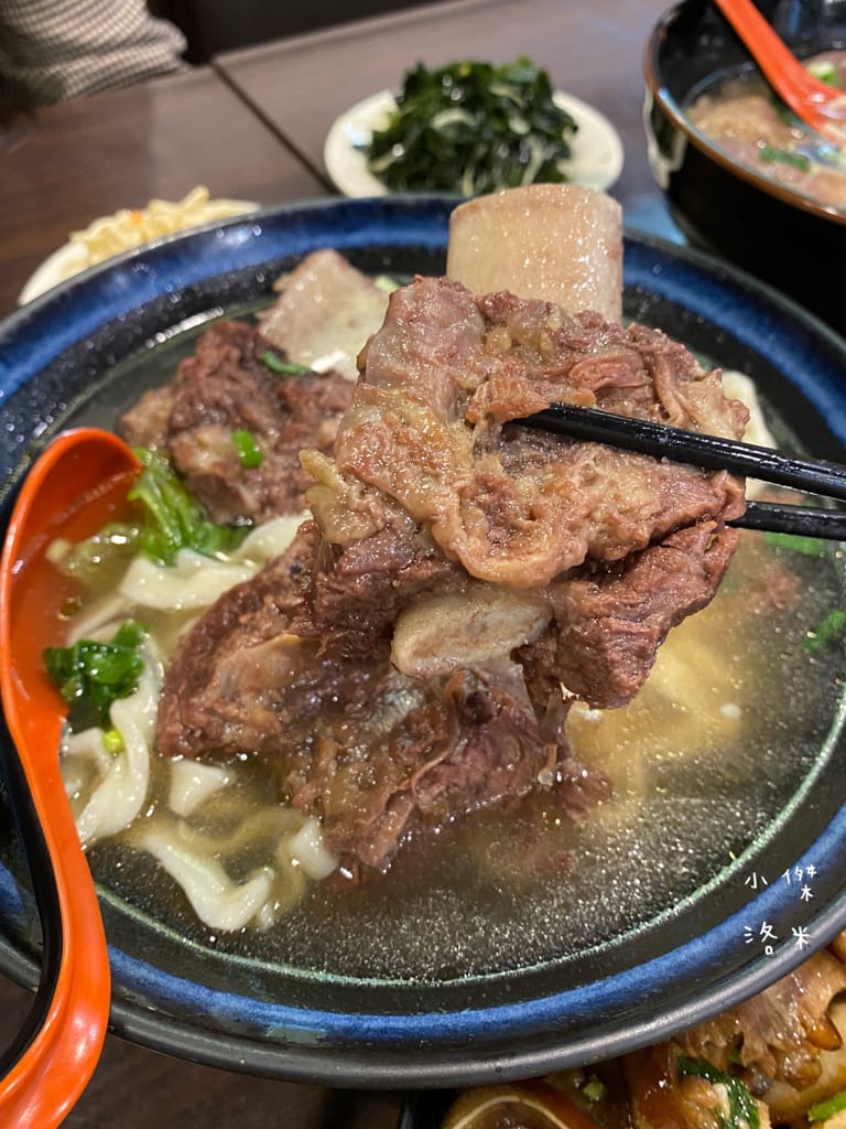 《美食》老兵曾王記牛肉麵 中和創始店 | 獲獎肯定的好滋味 來新北中和滿足老兵魂 大啖整根牛小排 中和美食推薦 老兵牛肉麵 三重美食推薦