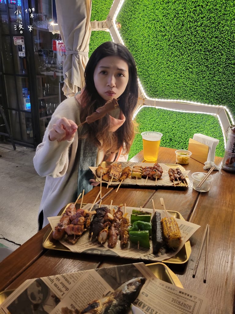 《美食》Kebabs 麻串 ｜ 北市中心的飄香角落 三五好友下班聚餐的好選擇 信義區最Chill 的戶外串燒店 台北小酌推薦 台北串燒推薦