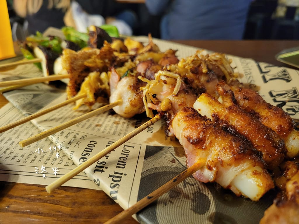 《美食》Kebabs 麻串 ｜ 北市中心的飄香角落 三五好友下班聚餐的好選擇 信義區最Chill 的戶外串燒店 台北小酌推薦 台北串燒推薦