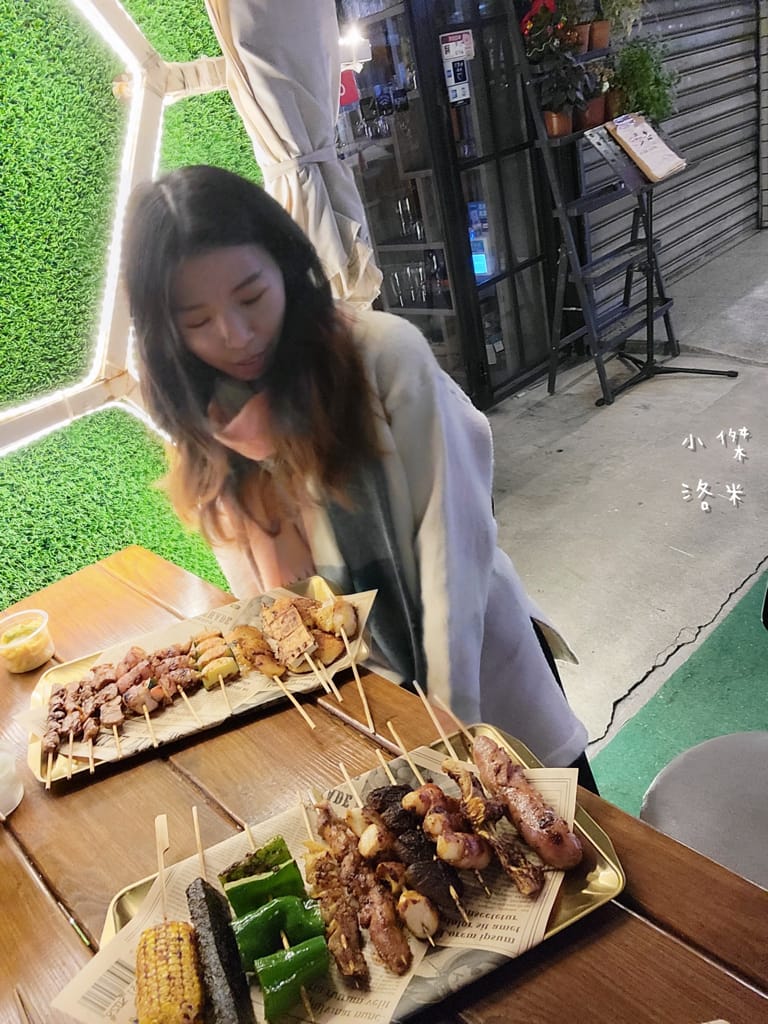 《美食》Kebabs 麻串 ｜ 北市中心的飄香角落 三五好友下班聚餐的好選擇 信義區最Chill 的戶外串燒店 台北小酌推薦 台北串燒推薦