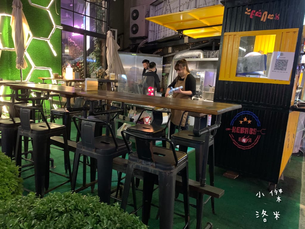 《美食》Kebabs 麻串 ｜ 北市中心的飄香角落 三五好友下班聚餐的好選擇 信義區最Chill 的戶外串燒店 台北小酌推薦 台北串燒推薦