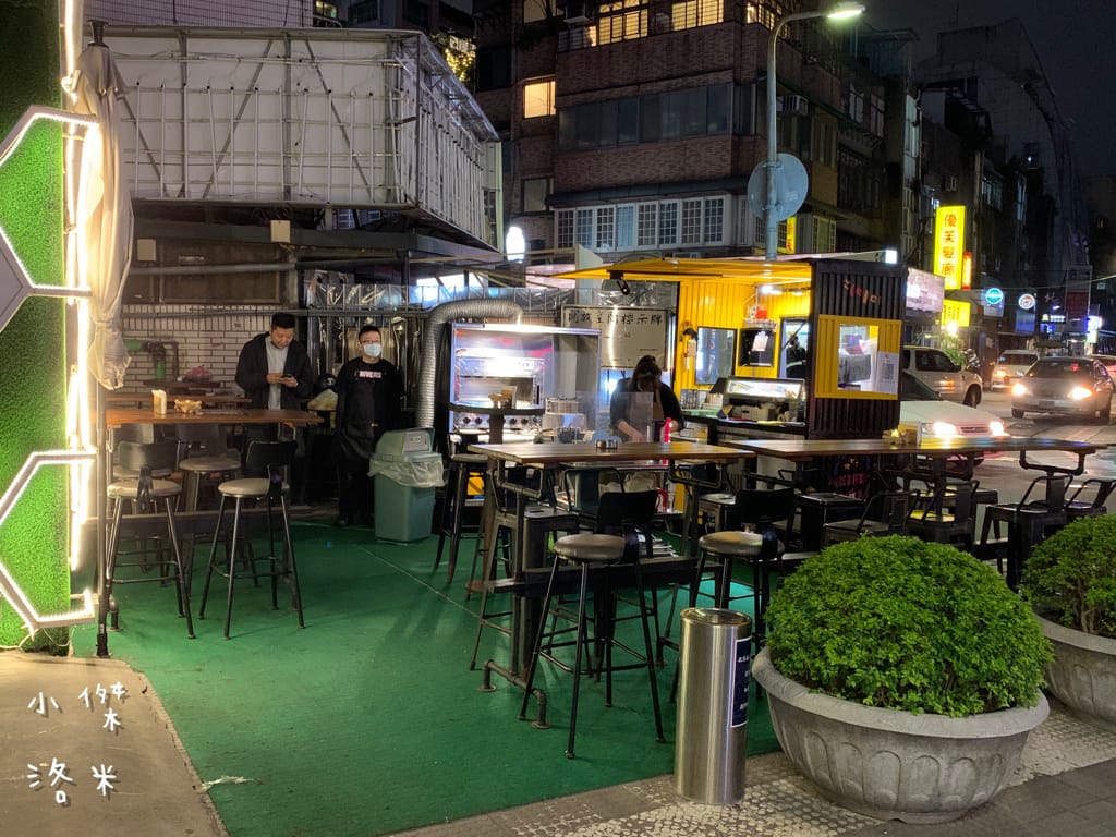 《美食》Kebabs 麻串 ｜ 北市中心的飄香角落 三五好友下班聚餐的好選擇 信義區最Chill 的戶外串燒店 台北小酌推薦 台北串燒推薦