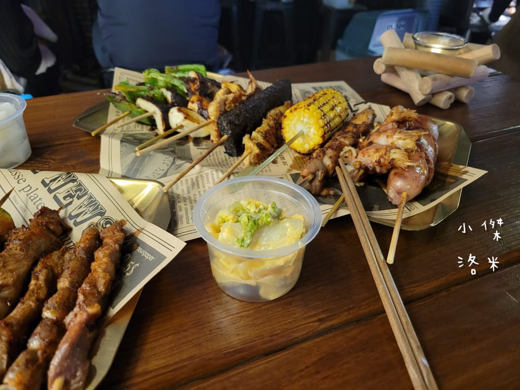 《美食》Kebabs 麻串 ｜ 北市中心的飄香角落 三五好友下班聚餐的好選擇 信義區最Chill 的戶外串燒店 台北小酌推薦 台北串燒推薦