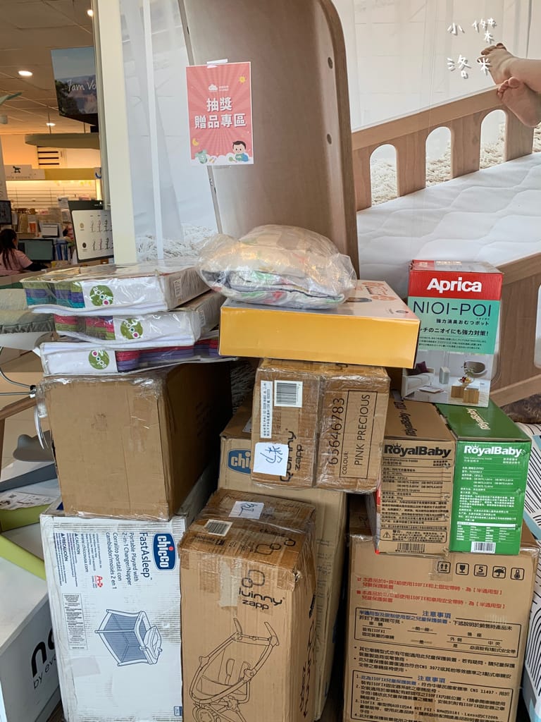 《親子》娃娃世界-台北旗艦店 ｜ 超大雙層嬰幼百貨路面店  齊全的母嬰用品一次購足 嬰兒推車比較 嬰兒床比較