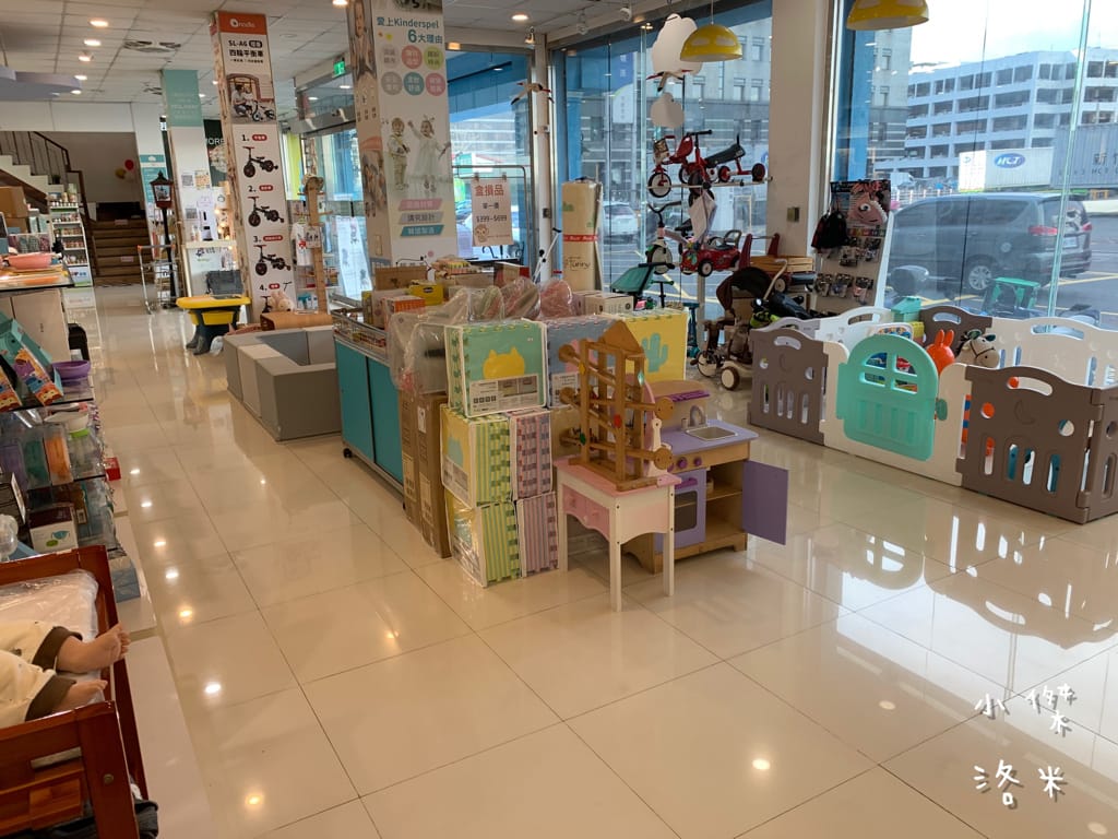 《親子》娃娃世界-台北旗艦店 ｜ 超大雙層嬰幼百貨路面店  齊全的母嬰用品一次購足 嬰兒推車比較 嬰兒床比較
