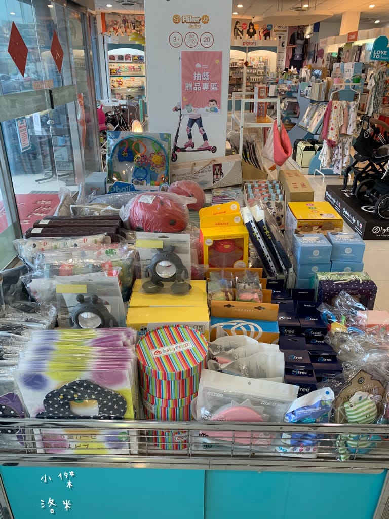 《親子》娃娃世界-台北旗艦店 ｜ 超大雙層嬰幼百貨路面店  齊全的母嬰用品一次購足 嬰兒推車比較 嬰兒床比較