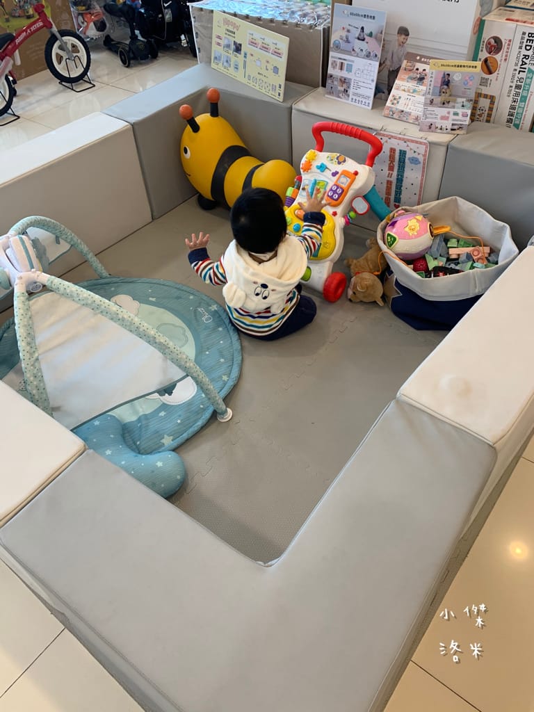 《親子》娃娃世界-台北旗艦店 ｜ 超大雙層嬰幼百貨路面店  齊全的母嬰用品一次購足 嬰兒推車比較 嬰兒床比較