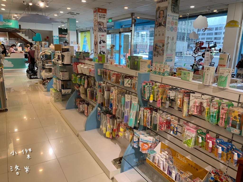 《親子》娃娃世界-台北旗艦店 ｜ 超大雙層嬰幼百貨路面店  齊全的母嬰用品一次購足 嬰兒推車比較 嬰兒床比較