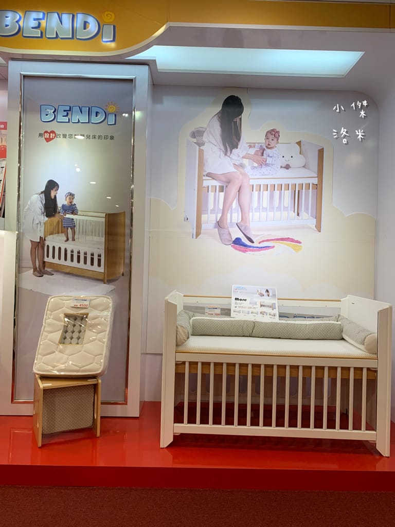 《親子》娃娃世界-台北旗艦店 ｜ 超大雙層嬰幼百貨路面店  齊全的母嬰用品一次購足 嬰兒推車比較 嬰兒床比較