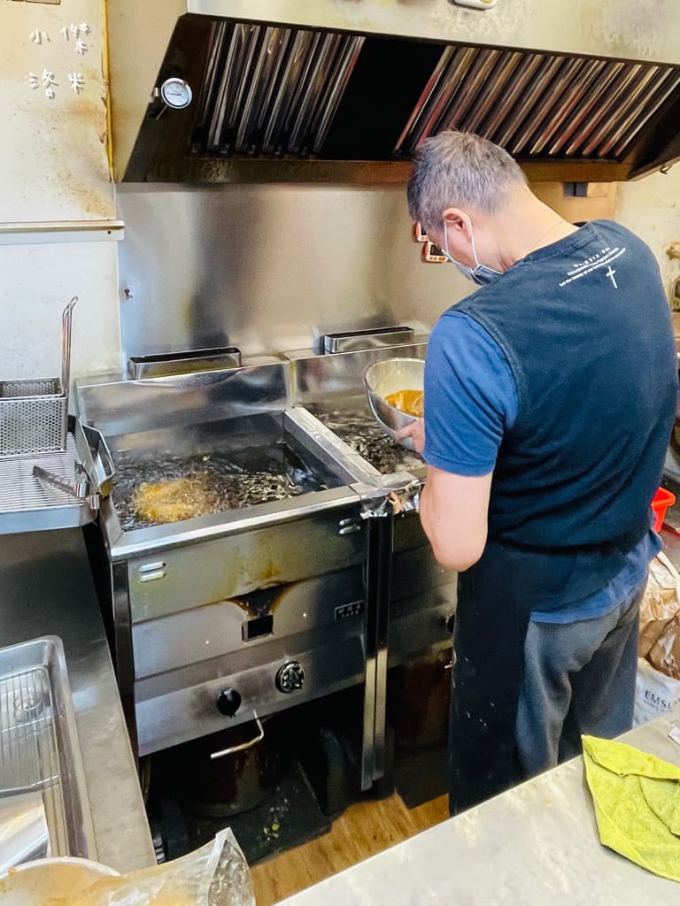 《美食》spyci私宅咖哩炸雞 | 馬來西亞風味咖哩炸雞 鮮嫩多汁黃金春雞X傳統參巴醬 想吃記得要預約! 捷運萬隆站美食 台北美食推薦 炸雞推薦