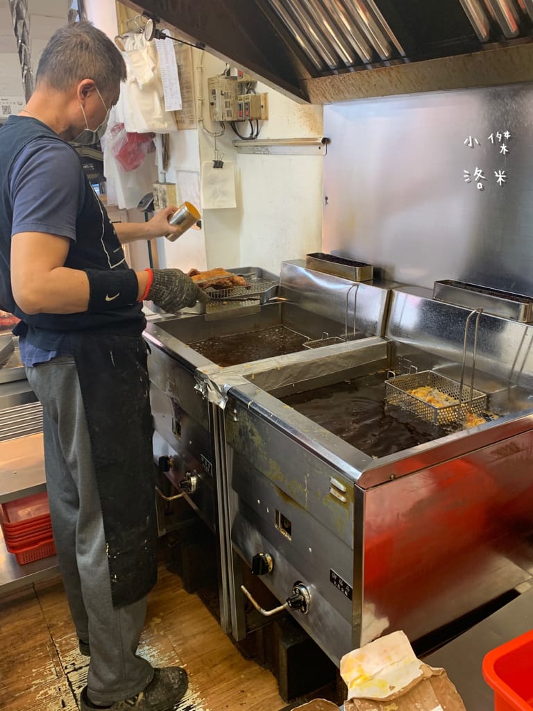 《美食》spyci私宅咖哩炸雞 | 馬來西亞風味咖哩炸雞 鮮嫩多汁黃金春雞X傳統參巴醬 想吃記得要預約! 捷運萬隆站美食 台北美食推薦 炸雞推薦