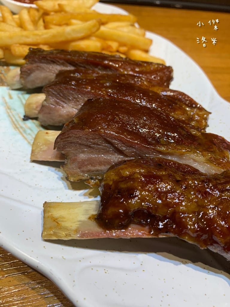 《美食》雄爺食堂｜下班喝一杯配串燒享受chill人生 好友聚會吃飯配飛鏢機 還有獨立K歌亭！板橋平價居酒屋推薦 捷運江子翠站美食推薦