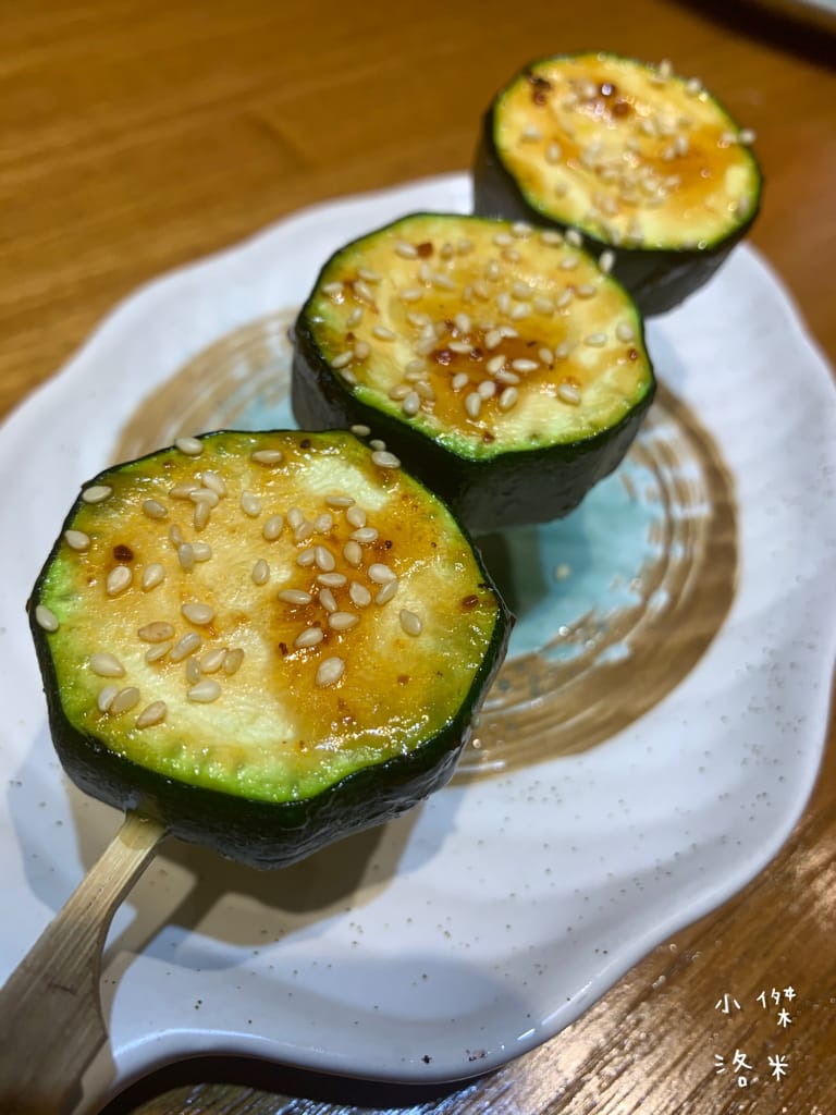 《美食》雄爺食堂｜下班喝一杯配串燒享受chill人生 好友聚會吃飯配飛鏢機 還有獨立K歌亭！板橋平價居酒屋推薦 捷運江子翠站美食推薦