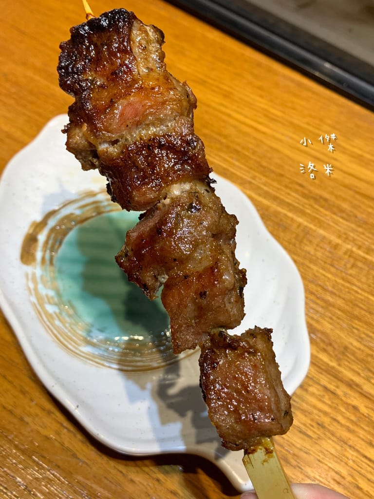 《美食》雄爺食堂｜下班喝一杯配串燒享受chill人生 好友聚會吃飯配飛鏢機 還有獨立K歌亭！板橋平價居酒屋推薦 捷運江子翠站美食推薦