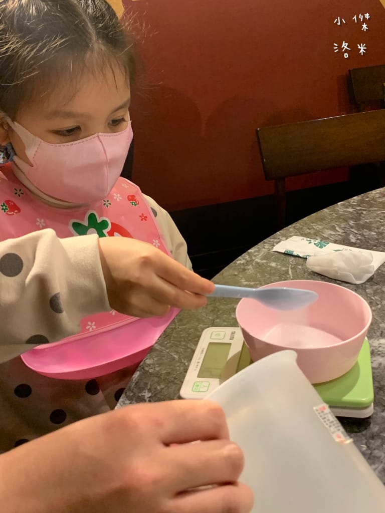 《親子手做》親子手做奶酪|泰滾Rolling Thai泰式火鍋 體驗製做店超內人氣甜點 南椰奶凍 和孩子一起動手做新鮮椰子奶凍 好吃又好玩