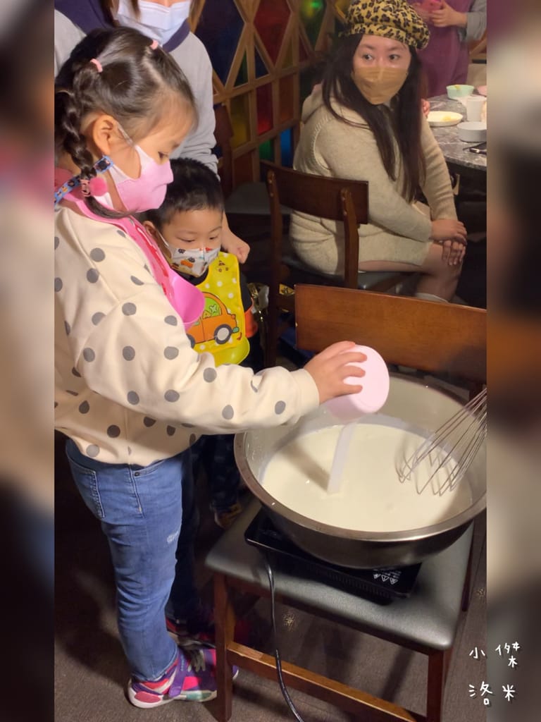 《親子手做》親子手做奶酪|泰滾Rolling Thai泰式火鍋 體驗製做店超內人氣甜點 南椰奶凍 和孩子一起動手做新鮮椰子奶凍 好吃又好玩