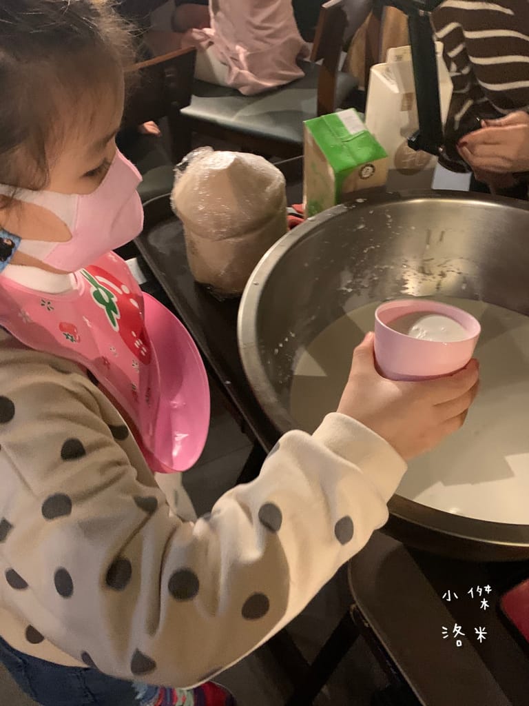 《親子手做》親子手做奶酪|泰滾Rolling Thai泰式火鍋 體驗製做店超內人氣甜點 南椰奶凍 和孩子一起動手做新鮮椰子奶凍 好吃又好玩