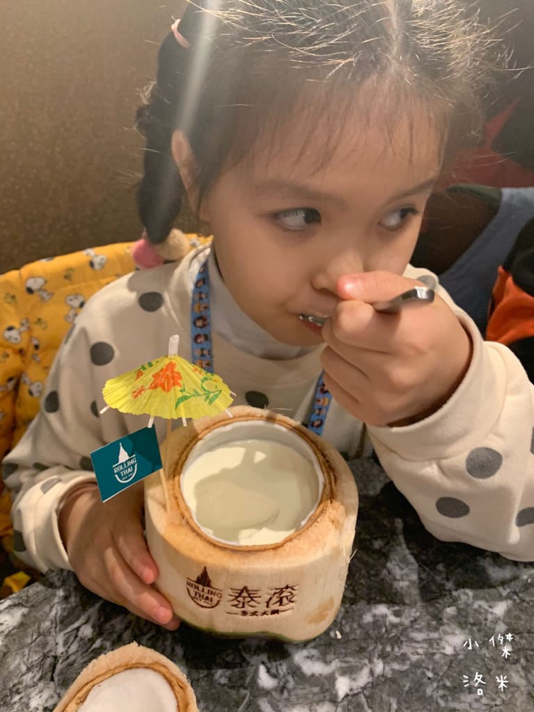 《親子手做》親子手做奶酪|泰滾Rolling Thai泰式火鍋 體驗製做店超內人氣甜點 南椰奶凍 和孩子一起動手做新鮮椰子奶凍 好吃又好玩