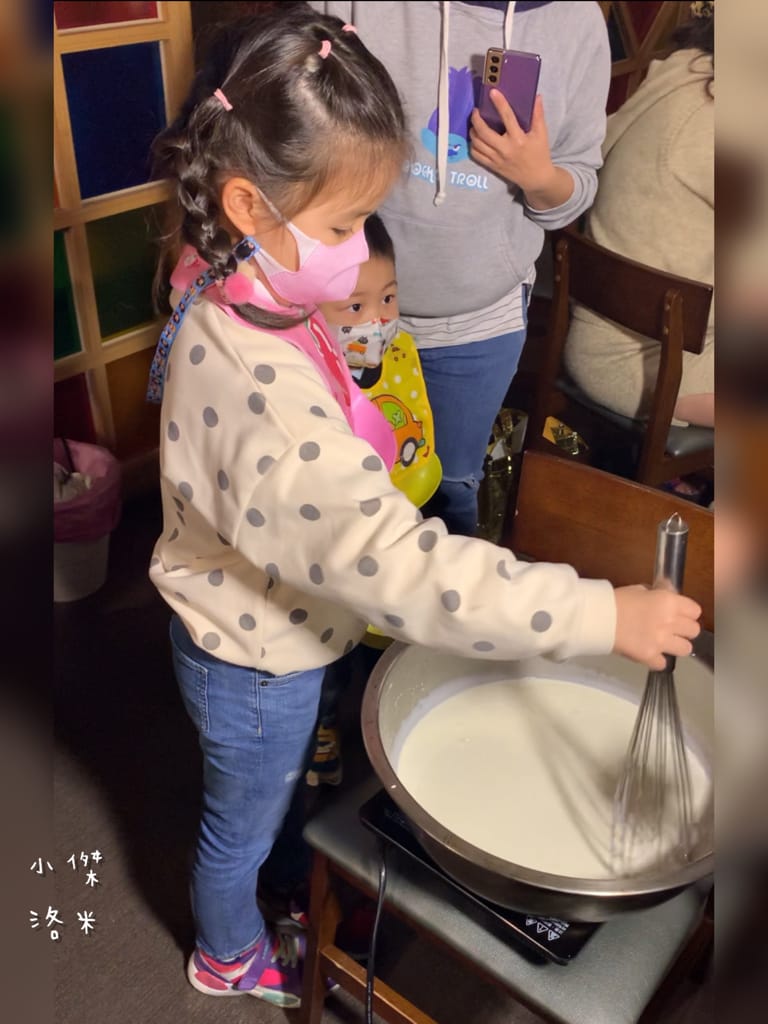 《親子手做》親子手做奶酪|泰滾Rolling Thai泰式火鍋 體驗製做店超內人氣甜點 南椰奶凍 和孩子一起動手做新鮮椰子奶凍 好吃又好玩