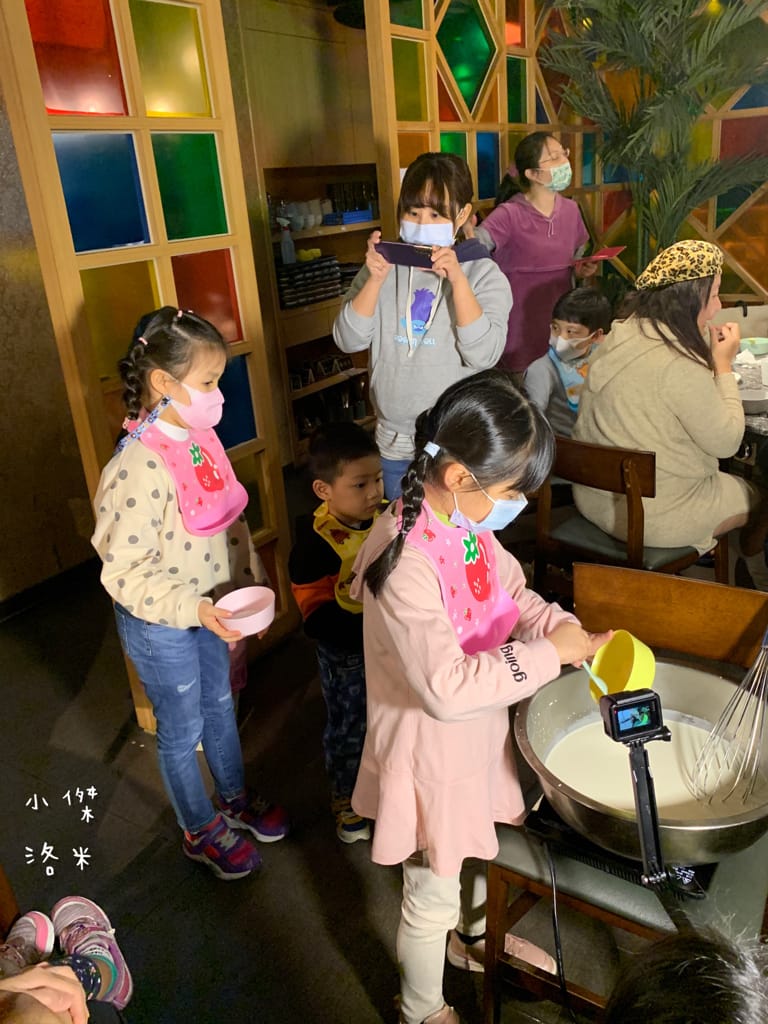 《親子手做》親子手做奶酪|泰滾Rolling Thai泰式火鍋 體驗製做店超內人氣甜點 南椰奶凍 和孩子一起動手做新鮮椰子奶凍 好吃又好玩