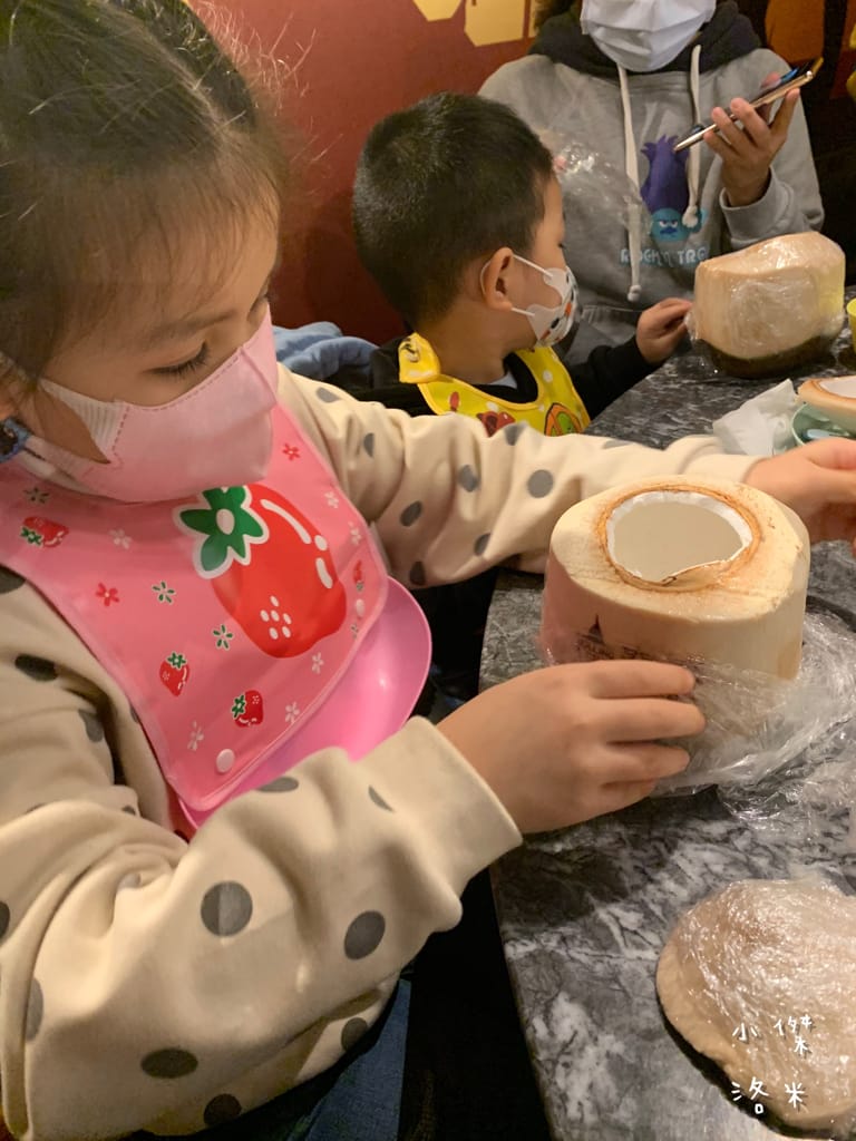 《親子手做》親子手做奶酪|泰滾Rolling Thai泰式火鍋 體驗製做店超內人氣甜點 南椰奶凍 和孩子一起動手做新鮮椰子奶凍 好吃又好玩