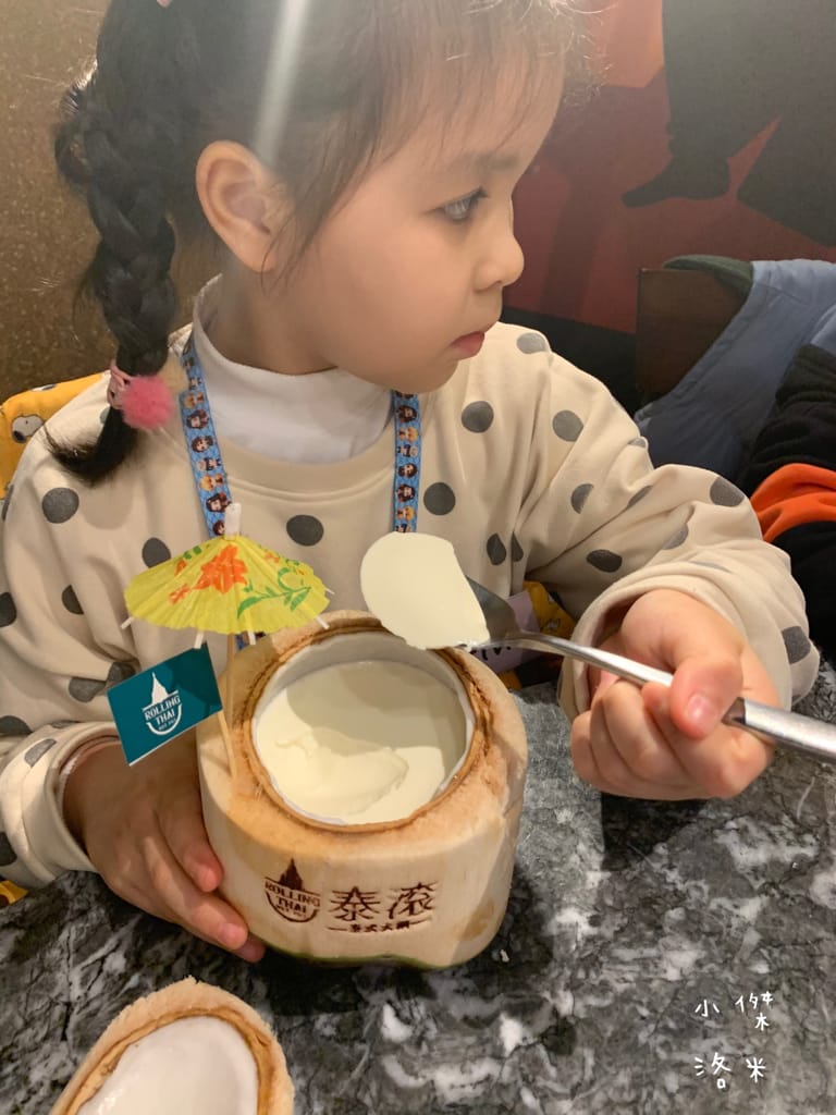 《親子手做》親子手做奶酪|泰滾Rolling Thai泰式火鍋 體驗製做店超內人氣甜點 南椰奶凍 和孩子一起動手做新鮮椰子奶凍 好吃又好玩