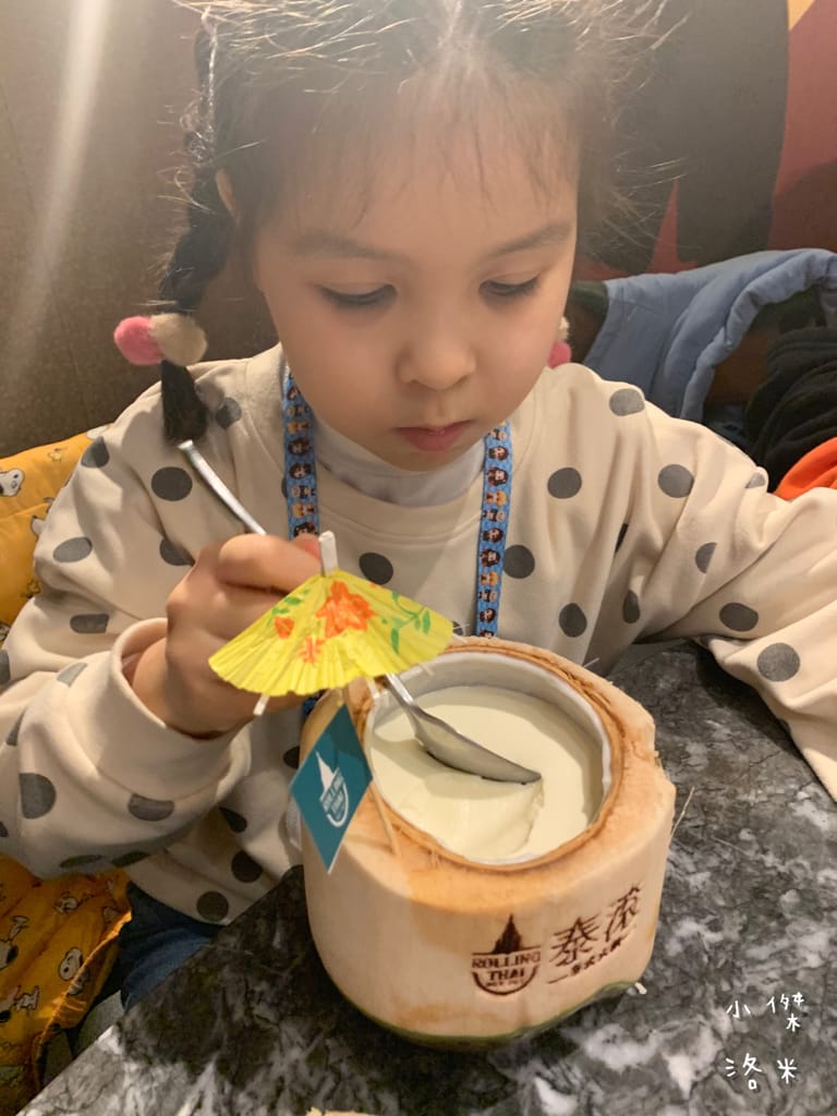 《親子手做》親子手做奶酪|泰滾Rolling Thai泰式火鍋 體驗製做店超內人氣甜點 南椰奶凍 和孩子一起動手做新鮮椰子奶凍 好吃又好玩