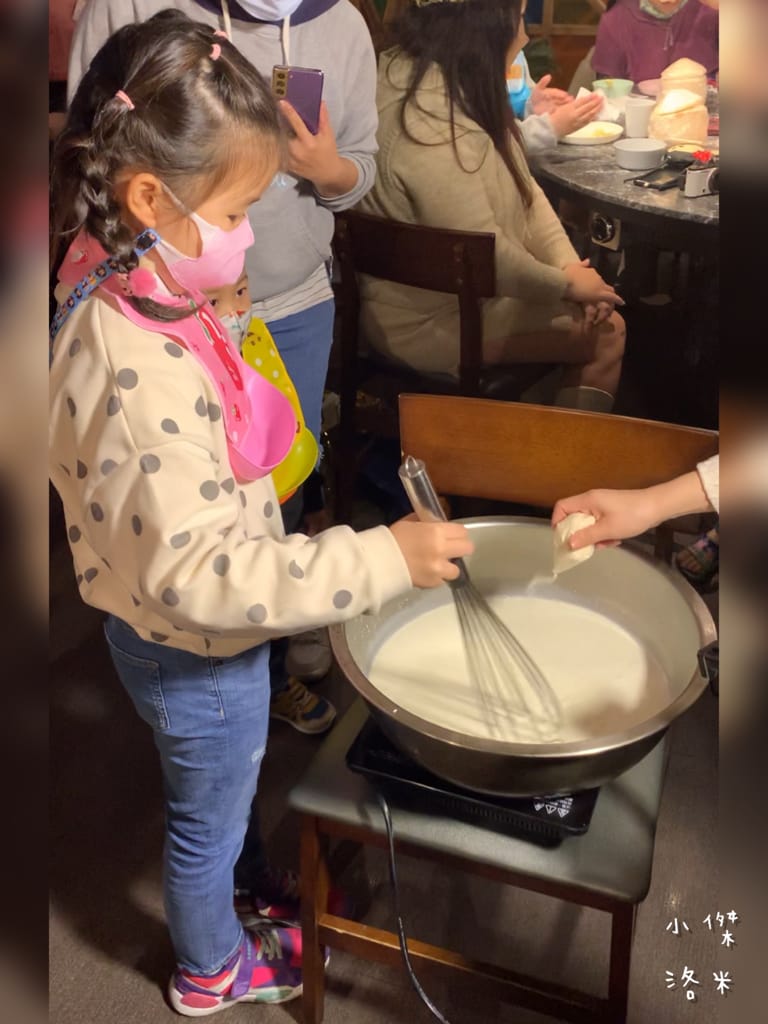 《親子手做》親子手做奶酪|泰滾Rolling Thai泰式火鍋 體驗製做店超內人氣甜點 南椰奶凍 和孩子一起動手做新鮮椰子奶凍 好吃又好玩