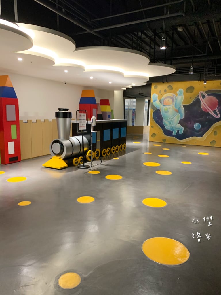 《旅遊》 台中鳳凰酒店｜台中輕旅行 下榻柳川水岸公園畔享受城市美景 9樓星際樂園徜徉在銀河系的美夢 親子主題房可愛到捨不得睡著 親子旅遊推薦 約會住宿推薦