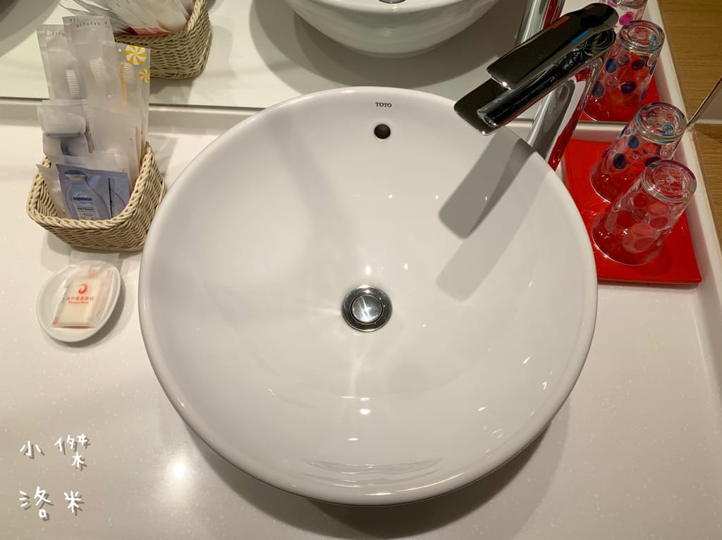 《旅遊》 台中鳳凰酒店｜台中輕旅行 下榻柳川水岸公園畔享受城市美景 9樓星際樂園徜徉在銀河系的美夢 親子主題房可愛到捨不得睡著 親子旅遊推薦 約會住宿推薦