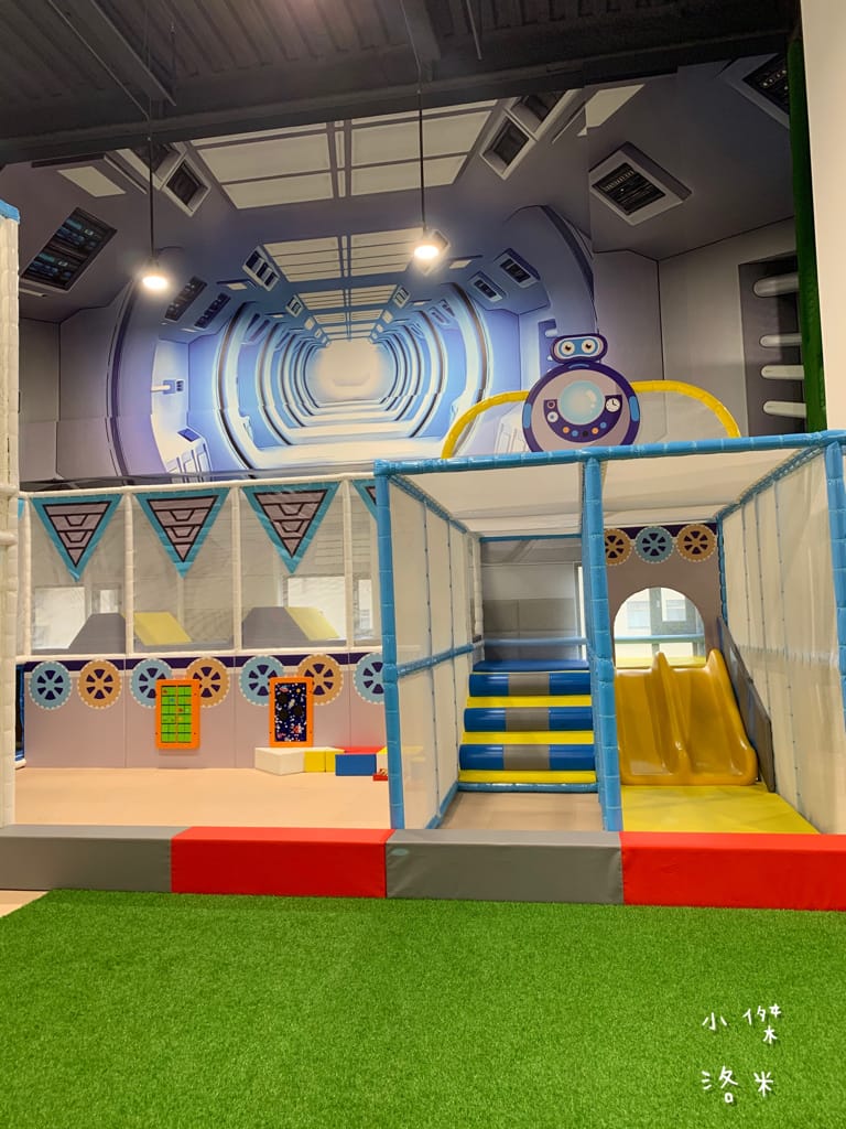 《旅遊》 台中鳳凰酒店｜台中輕旅行 下榻柳川水岸公園畔享受城市美景 9樓星際樂園徜徉在銀河系的美夢 親子主題房可愛到捨不得睡著 親子旅遊推薦 約會住宿推薦