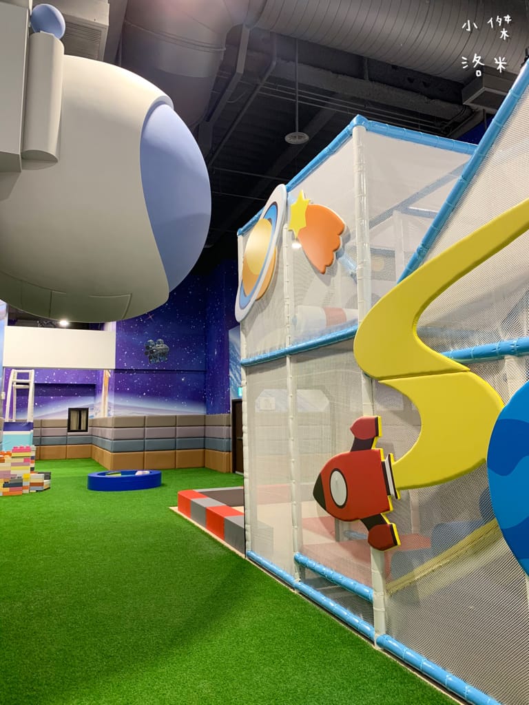 《旅遊》 台中鳳凰酒店｜台中輕旅行 下榻柳川水岸公園畔享受城市美景 9樓星際樂園徜徉在銀河系的美夢 親子主題房可愛到捨不得睡著 親子旅遊推薦 約會住宿推薦